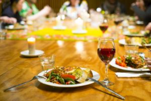 大きなテーブルの上にパンやステーキを中心とした豪華な食事が置かれている